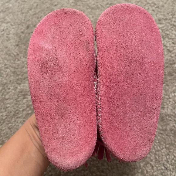 Toddle Girl’s Minnetonka Fringe Pink Leather Bootie Moccasins Size 6 - Picture 8 of 9